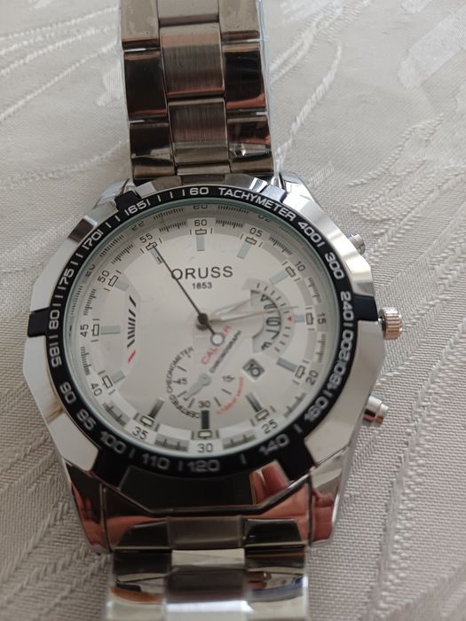 Продавам часовник орис нов с кутия