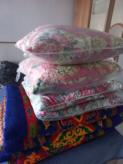 Продаются 3 көрпешки  и подушки б/у.