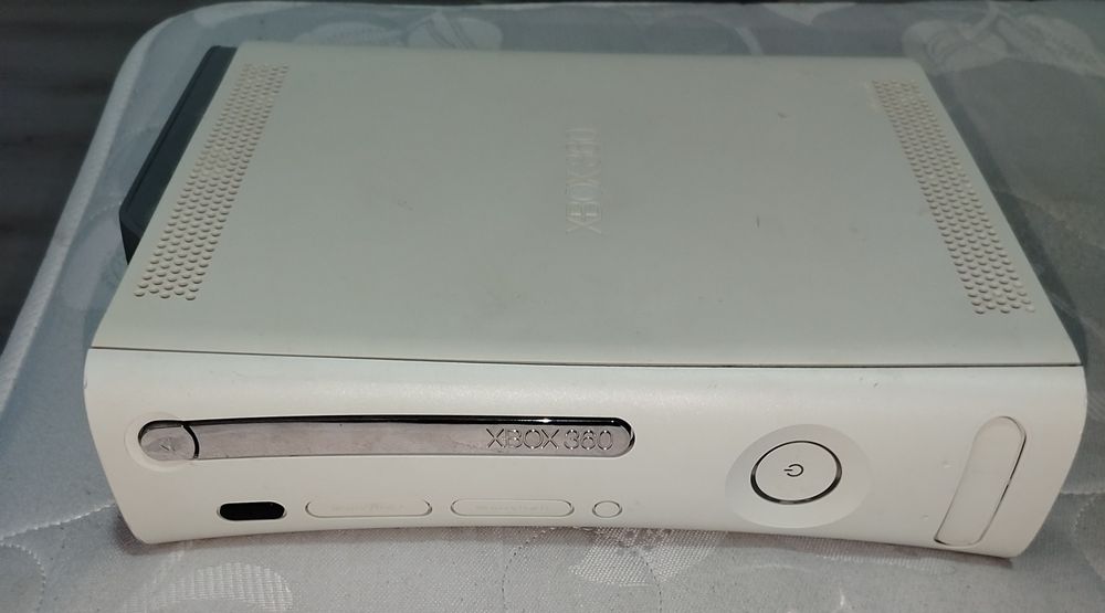 Xbox 360 alb cu o maneta