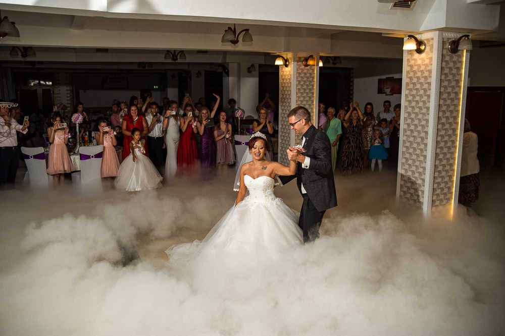 Matteo nunta Medias: lumini,ceata carbonica, baloane cu fum etc.