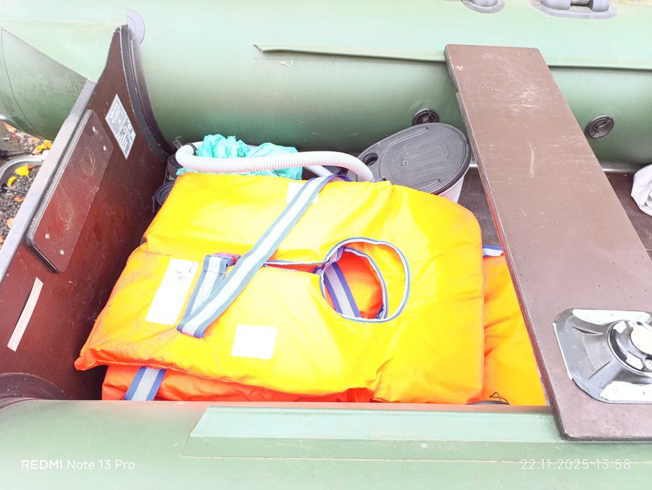 Лидка с колесар двигател и жилетки