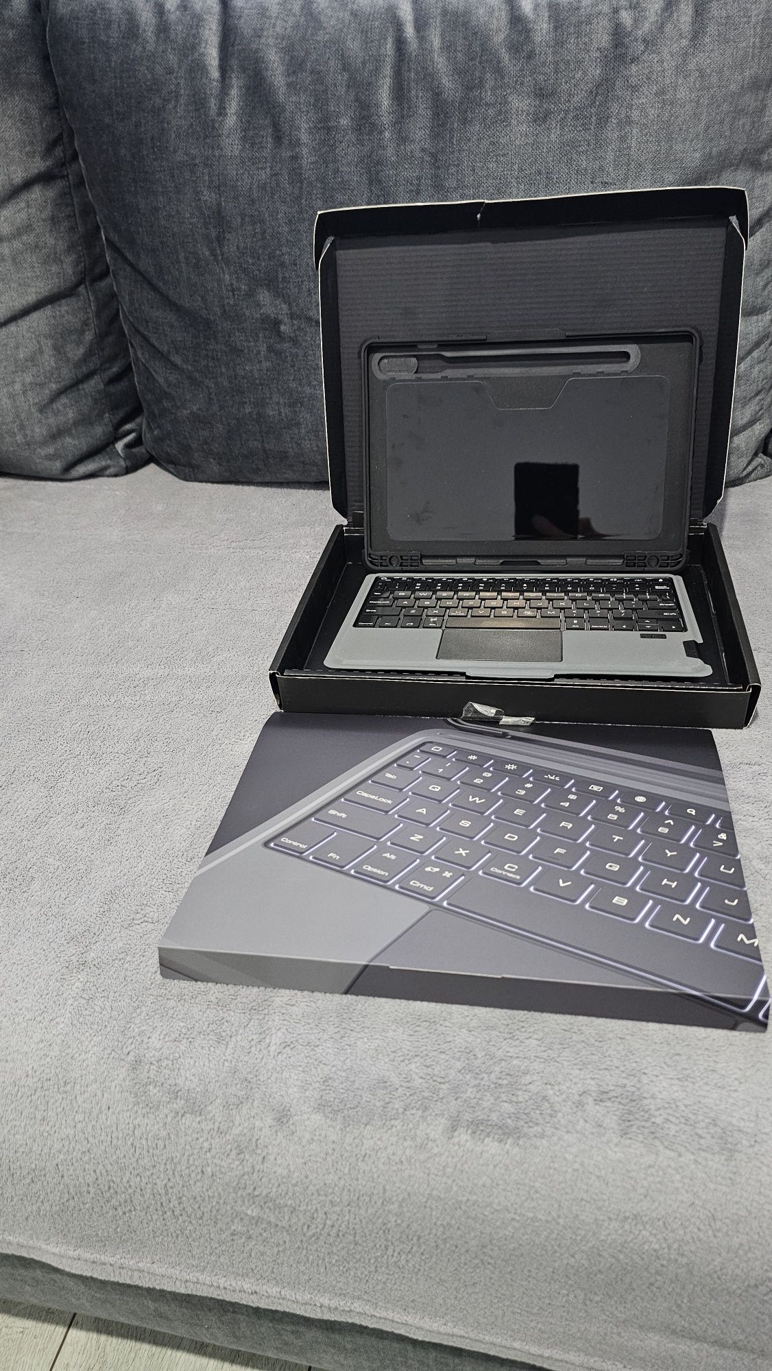 Husa Nillkin cu tastatura iluminata pentru Samsung Galaxy Tab S9