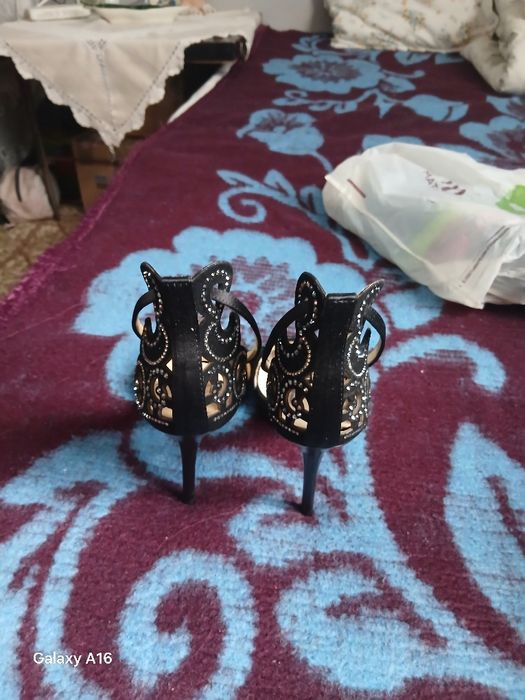 Sandalele moi ușoare elegante