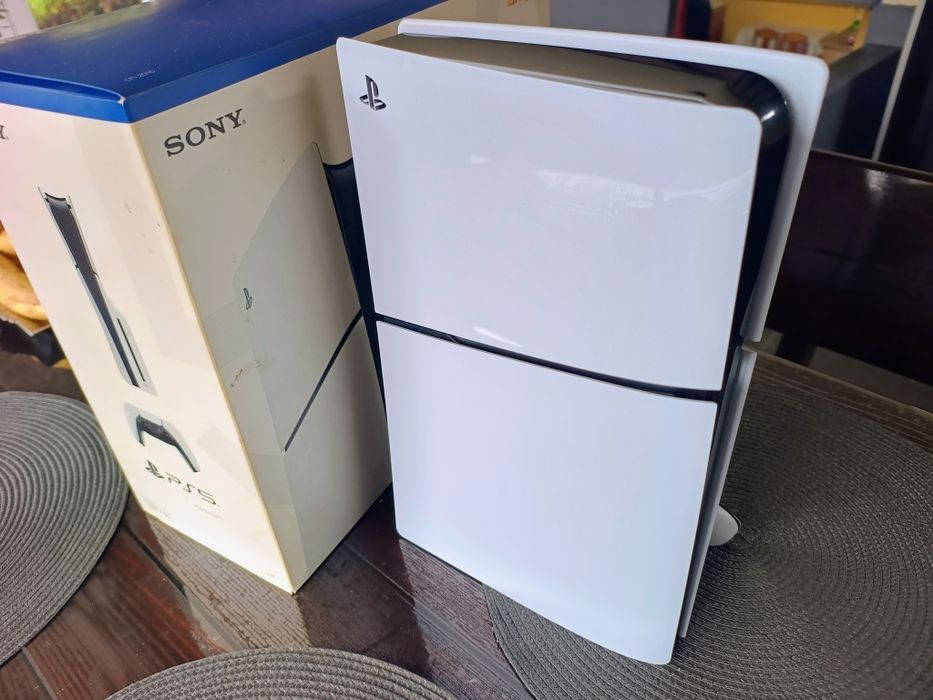 Vând PS5 Slim DiskEdition cu toate accesoriile