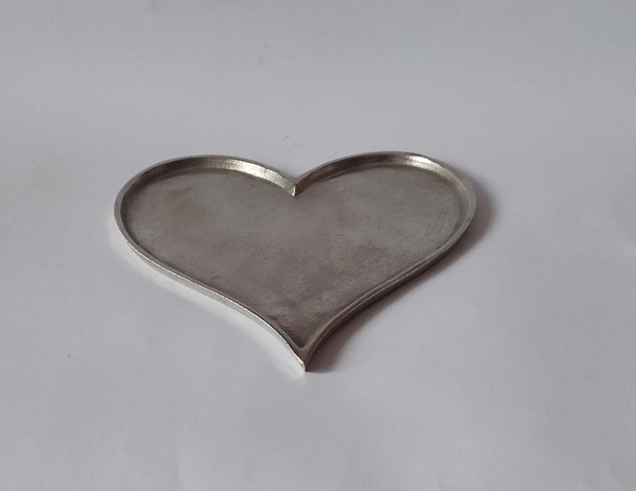 Метален поднос във форма на сърце