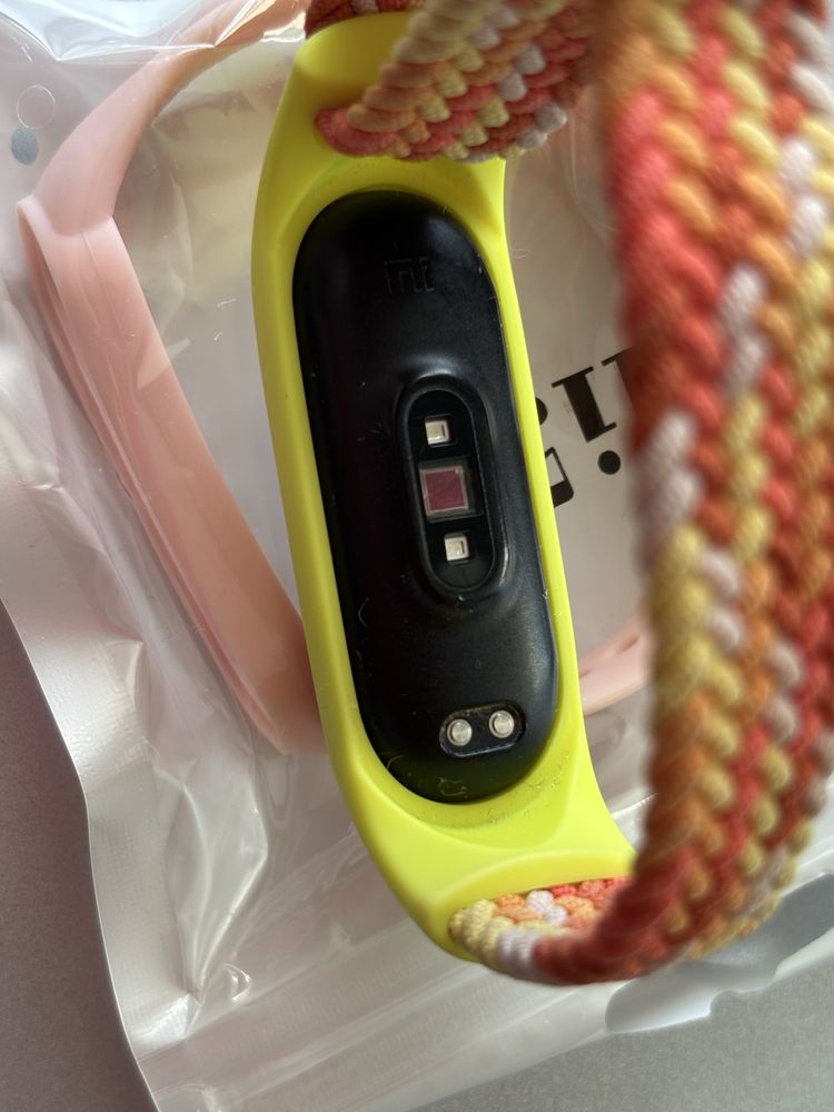 Mi Band 4 самый миниатюрный (рабочий, заряд держит, отдам быстро)