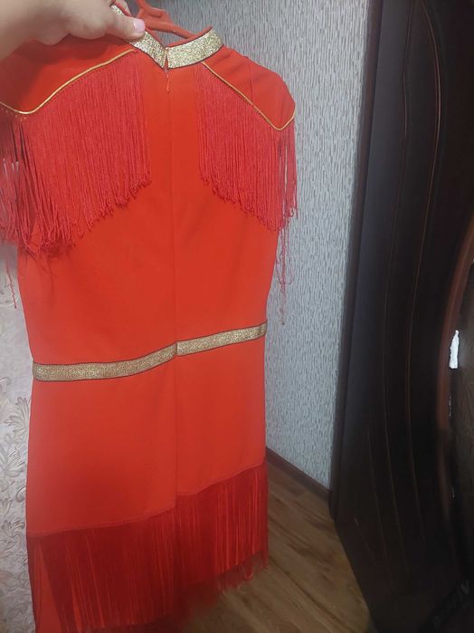 Продаётся платье красного цвета