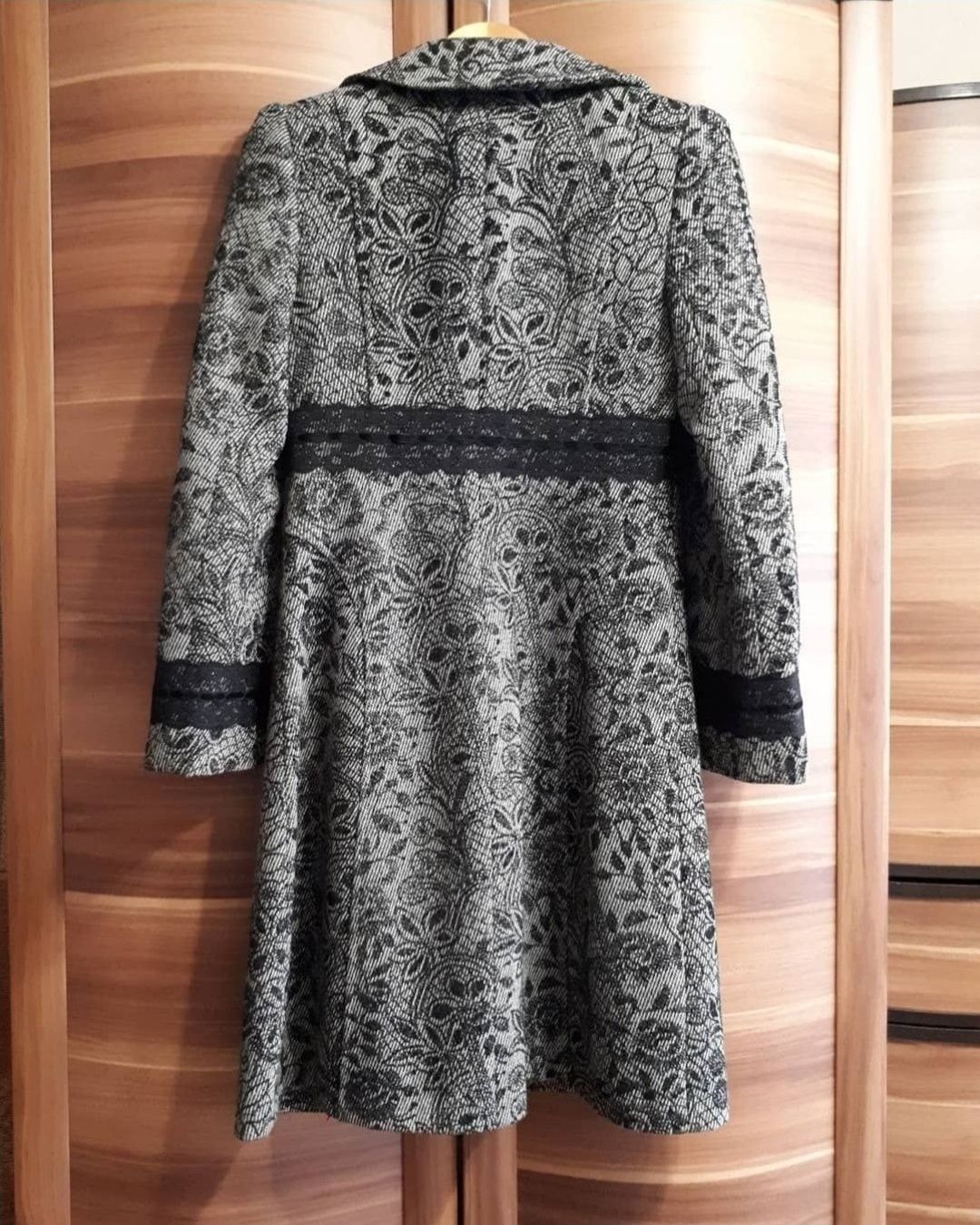 Красивые платья р. 44, кожаная куртка, пальто