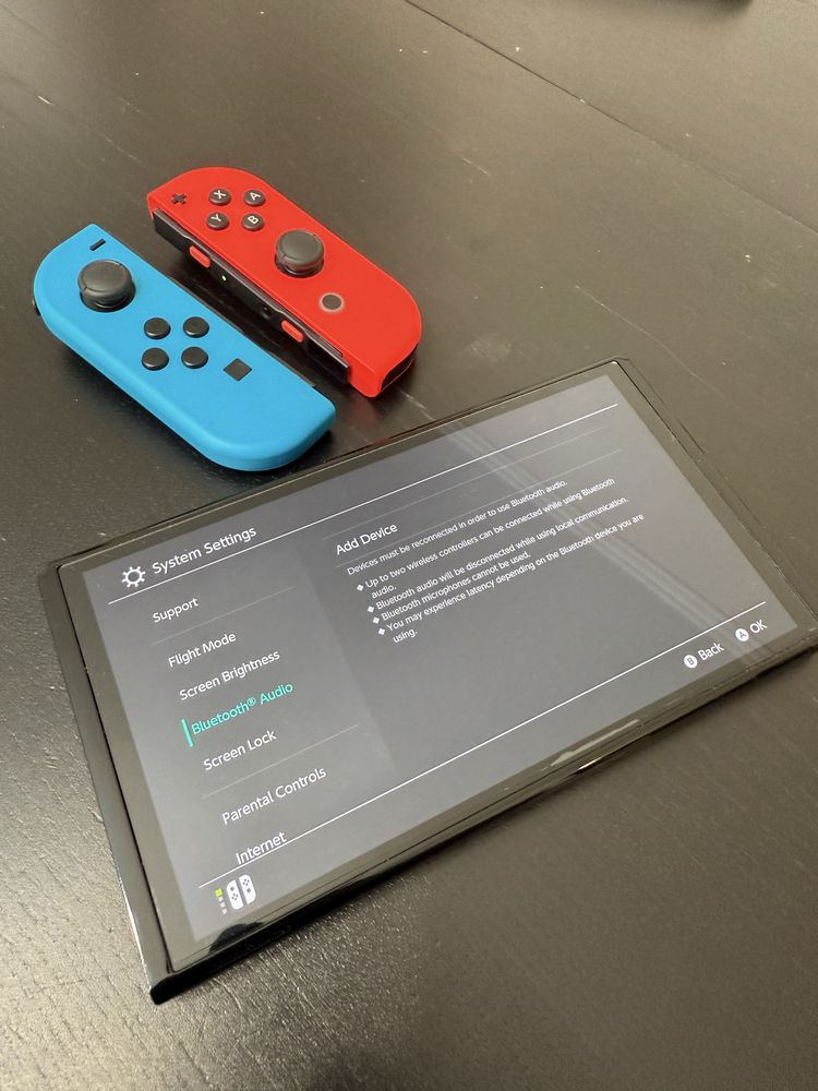 Nintendo Switch 64 GB OLEF 7” + Zelda The Breth of the Wild and Case