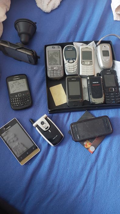 Дванадесет телефона 30 лв.