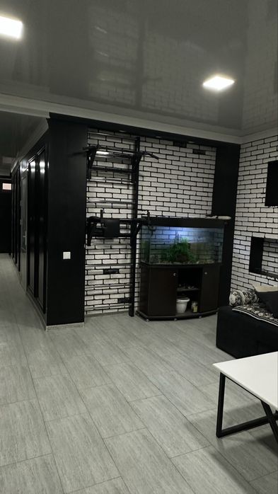 Аквариум из толстого стекла с подсветкой и фильтром и рыбками