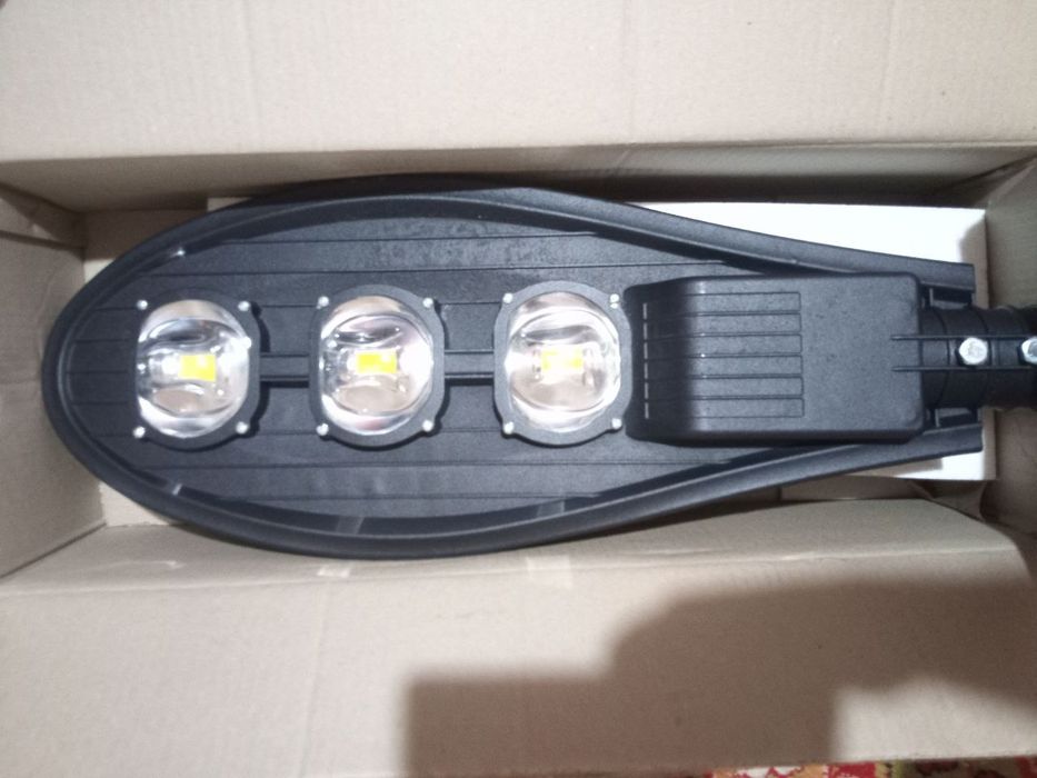 Прожектор Сотилади.