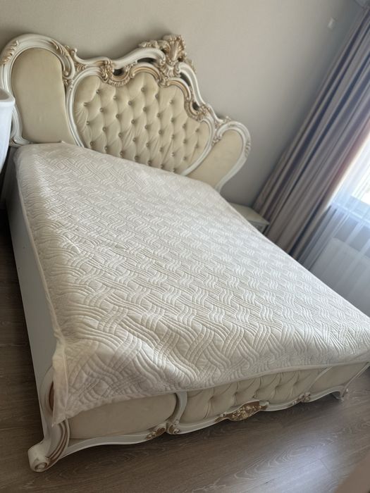 Продается кровать без матраса, 2 тумбы подкроватные, комод с зеркалом