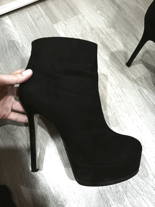 Botine cu toc foarte inalt si platforma