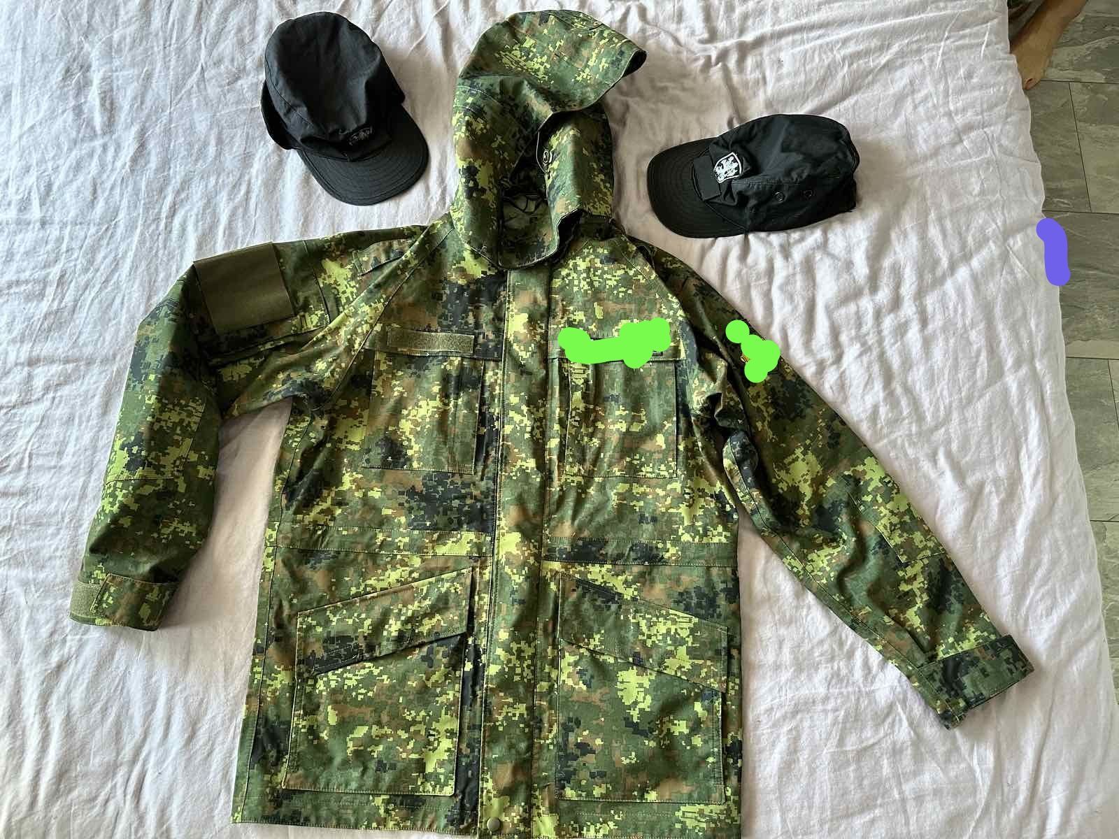 Зелена камуфлажна униформа