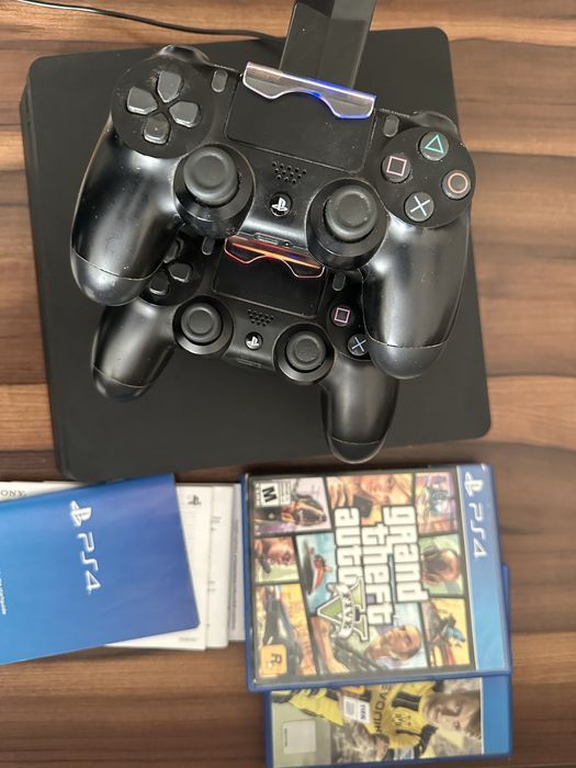 PlayStation 4 slim + 2 оригинални контролера + зарядна стойка + 2 игри