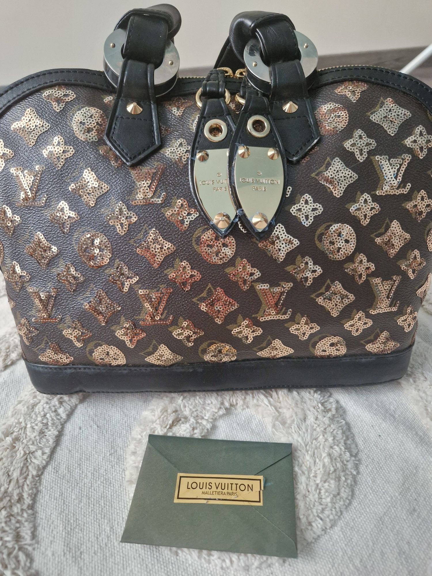 Lui Vuitton Луксозна дамска чанта в кафяв цвят със златисти пайети