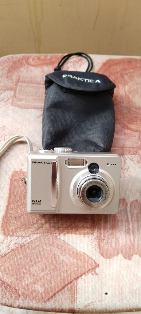 Стар дигитален фотоапарат Praktica