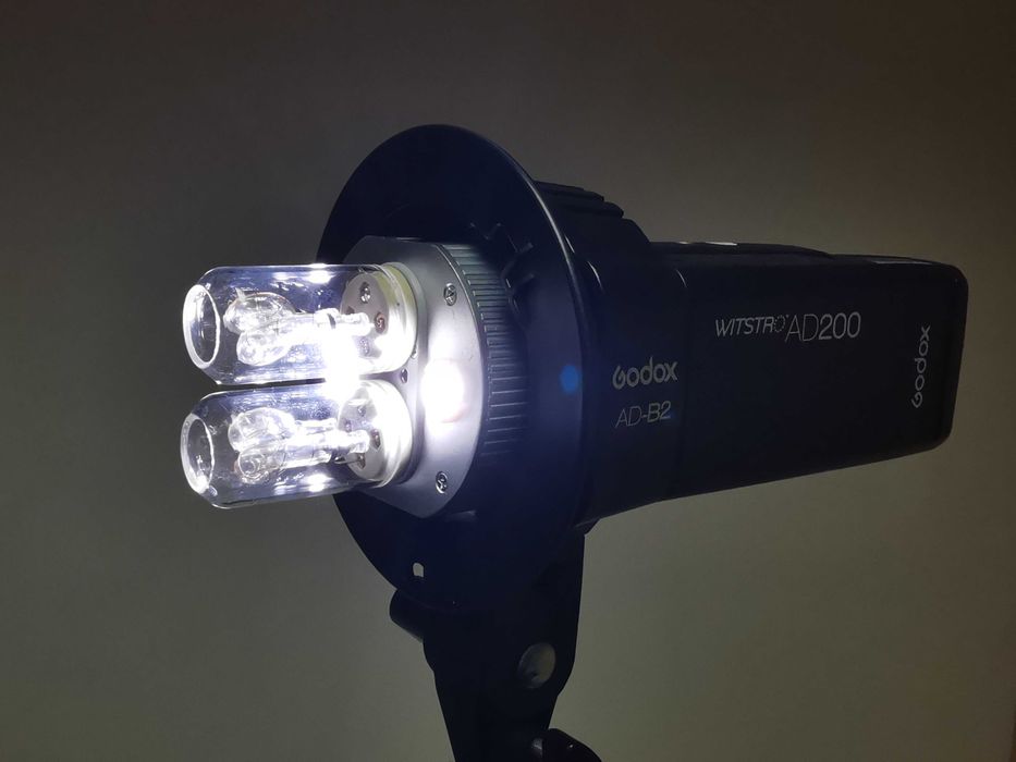 Адаптер Godox AD-B2 за монтаж на две светкавици Godox AD200 Pro