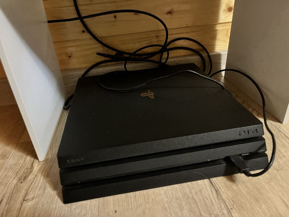 Vand ps4 pro 2 controllere+jocuri