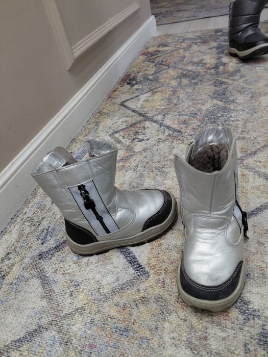 Продам зимние сапоги для девочек