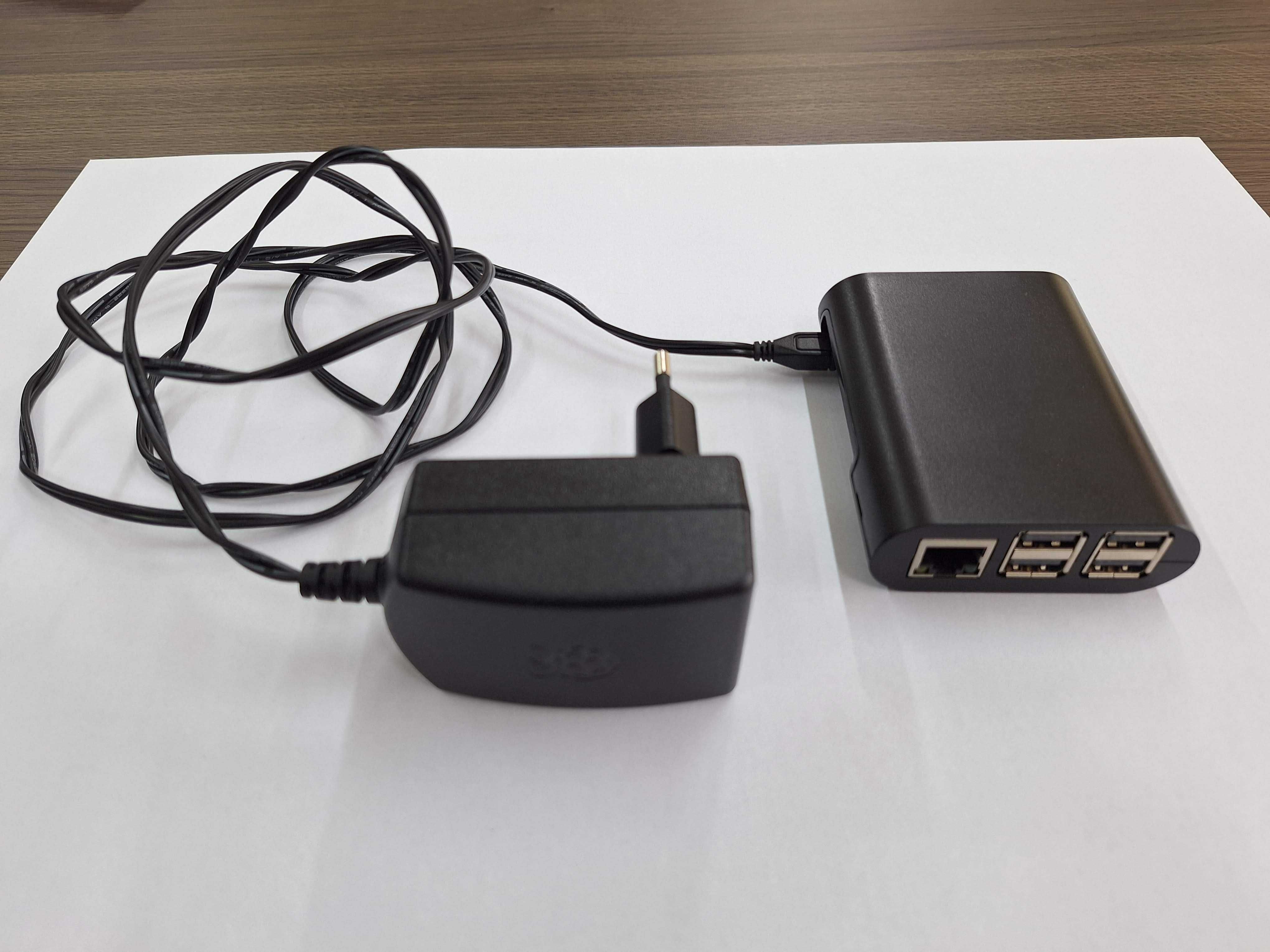 Raspberry Pi3 Model B+ cu alimentator original,carcasa si card de 16GB