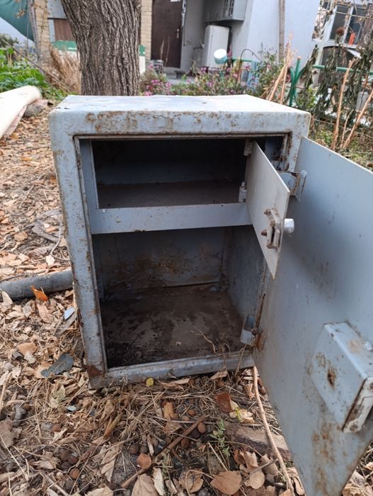 Сейф металлический 40х30х60-