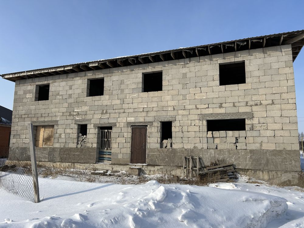 Продается земельный участкок в п. Коянды с недостроенным домом