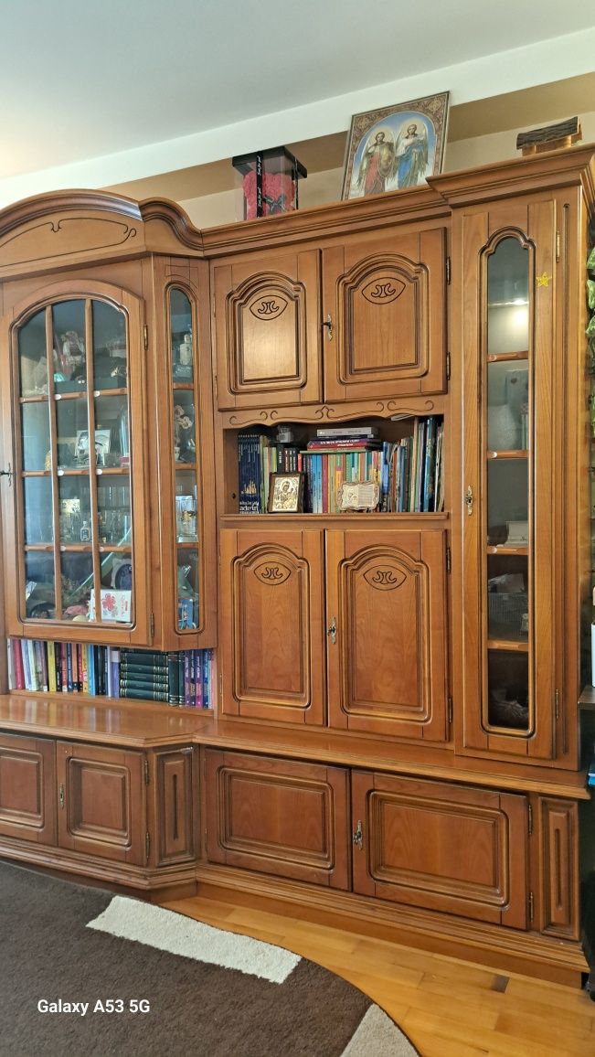 Bibliotecă-vitrină din lemn