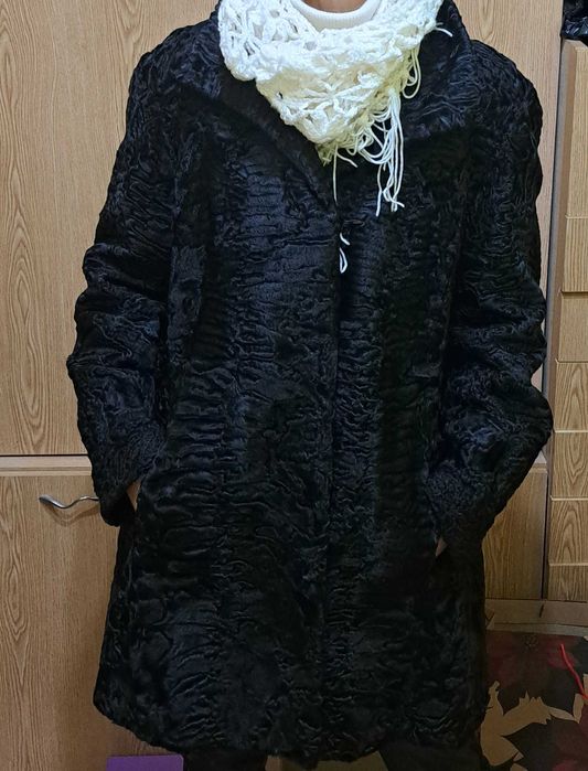 Haina astrahan negru model clopot.