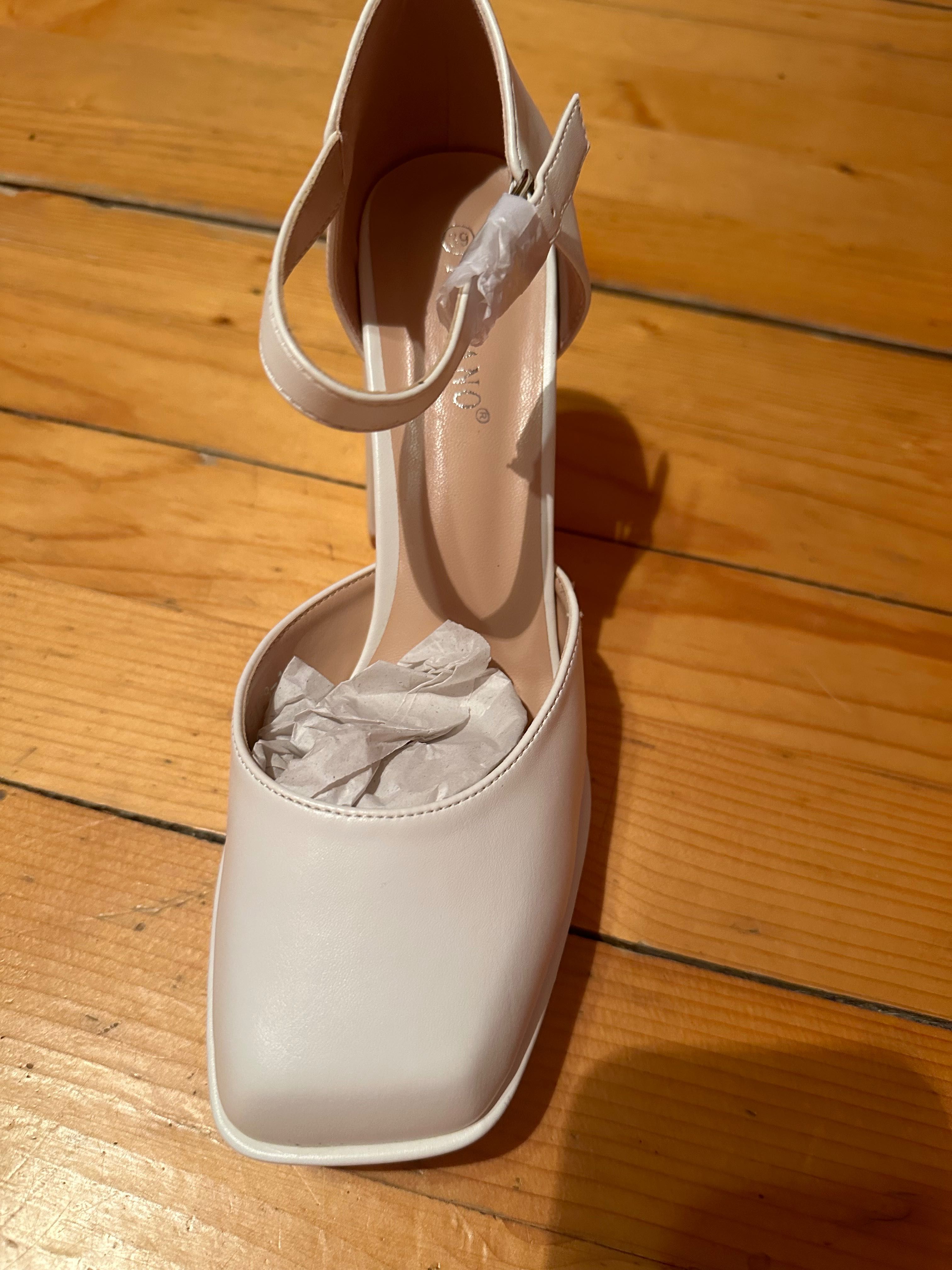 Обувки на ток в бял цвят от изкуствена кожа