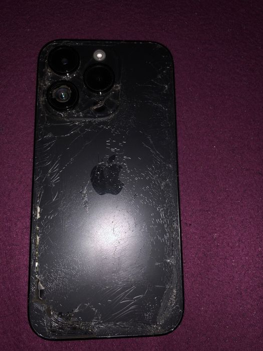 Здравейте продавам iphone 14 Дисплея му е за смяна става и за части