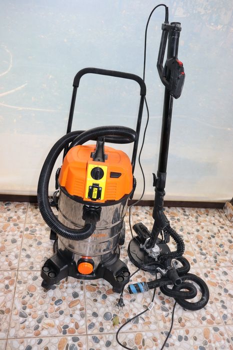 Girafa slefuit pereti cu aspirator