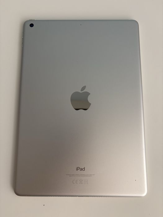 iPad 7 (10.2”) 32GB Wi-Fi — Много добро състояние, + UAG калъф подарък