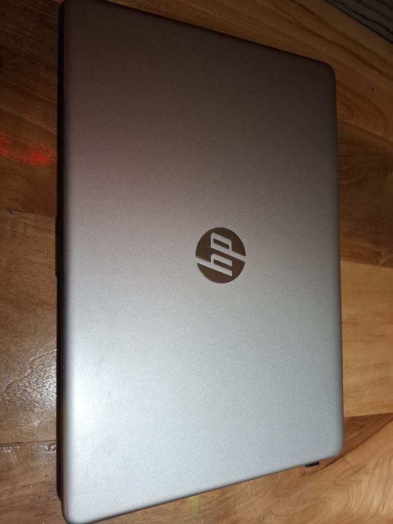 HP notebook sotiladi srochno
