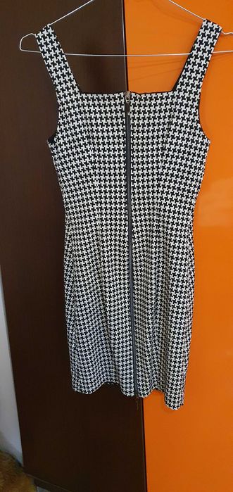 Рокля размер XS обличана е 3 пъти