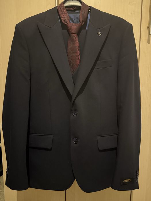 Продается мужский костюм-тройка
