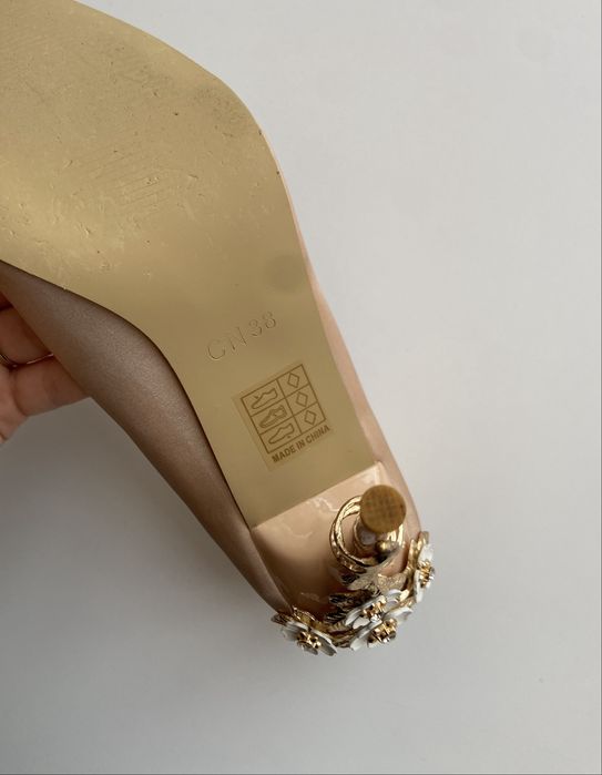 Pantofi stiletto roz champagne cu detalii florale