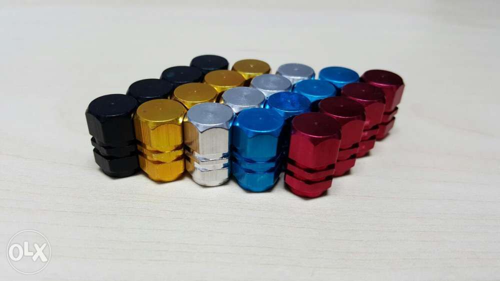 Capace ventil colorate metalice set de 4 buc.