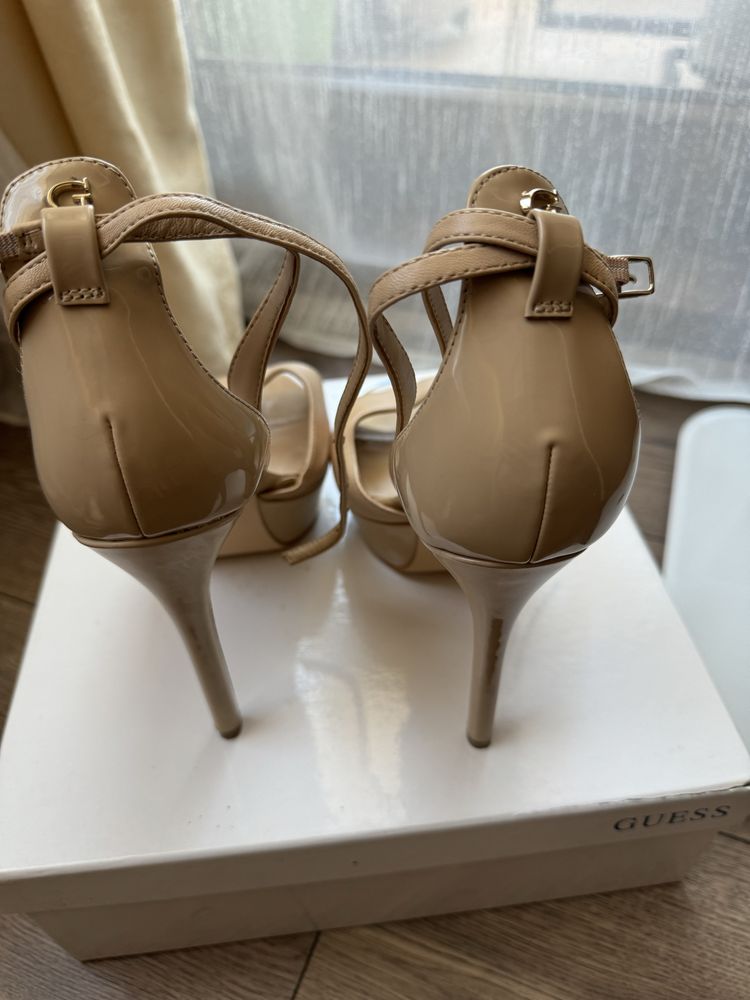 Летни сандали Guess