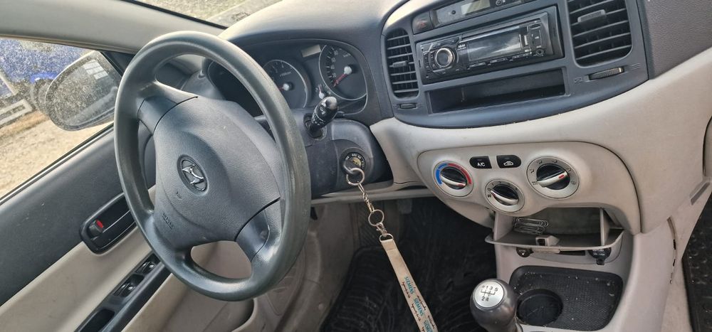 Dezmembrez Hyundai accent  1.4i cod motor G4EE