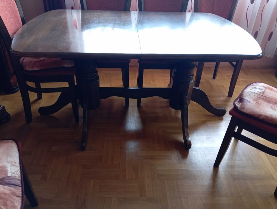 Продавам разтегателна маса и 6 стола