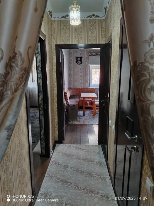 Гулистон шахар 6 микрарайонда 5 этажка дом 1 каватида.