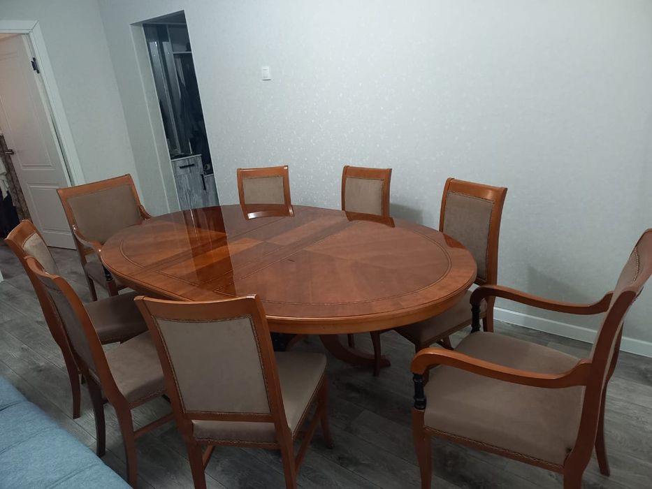 Стол и стулья (8 штук)