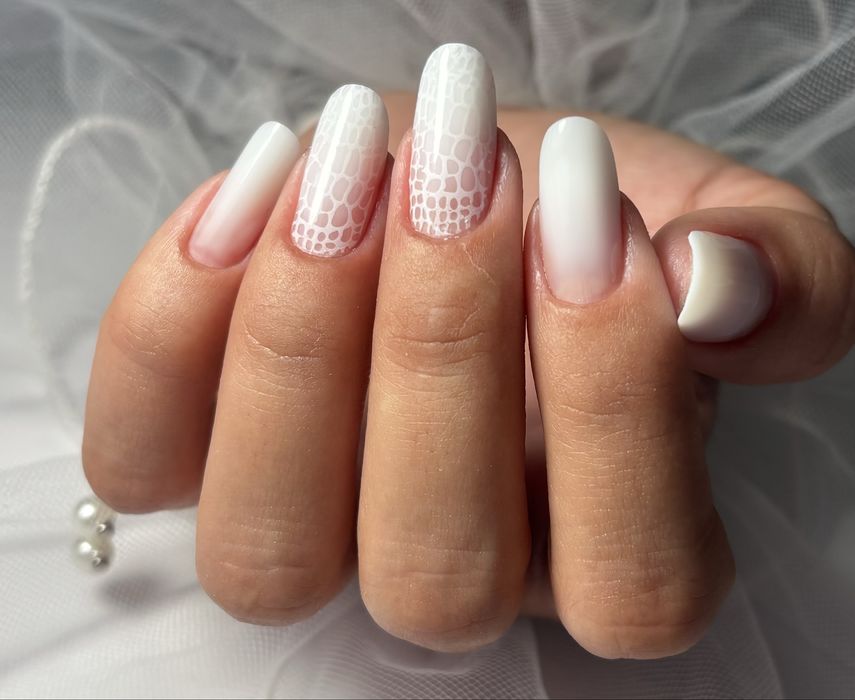 Realizez manichiura cu gel, semipermanenta, pedichiura