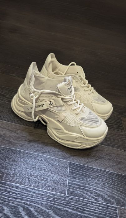 Продам новые кроссовки 36 размер