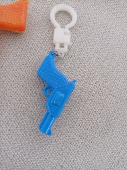 Jucării de bâlci din perioada comunistă, pistoale fluier.