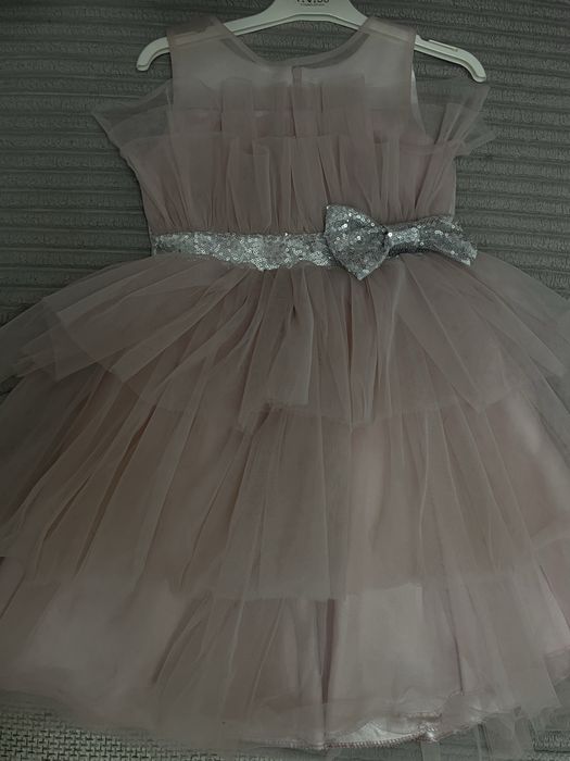 Продам нарядное платье на девочку