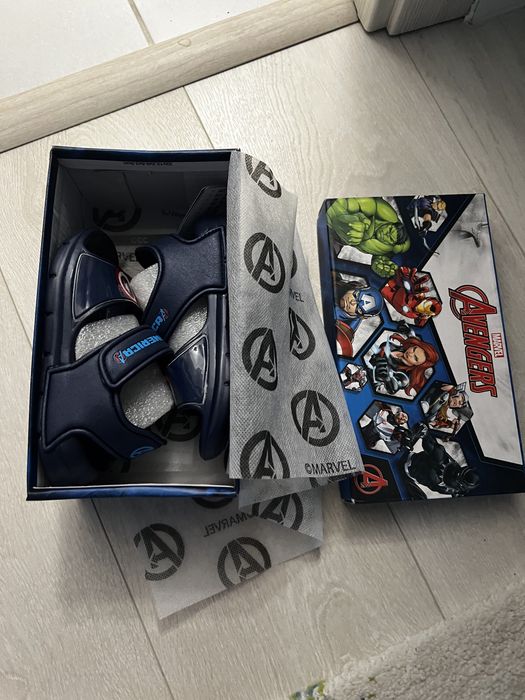 Sandale Avengers NOI cu eticheta copii marimea 26 (15 cm in interior)