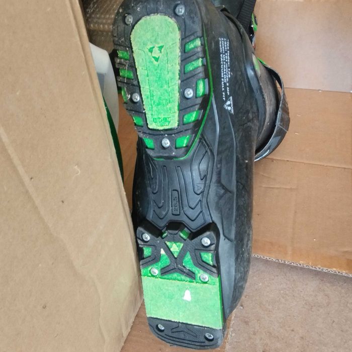 2 чифта ски и ски обувки към тях